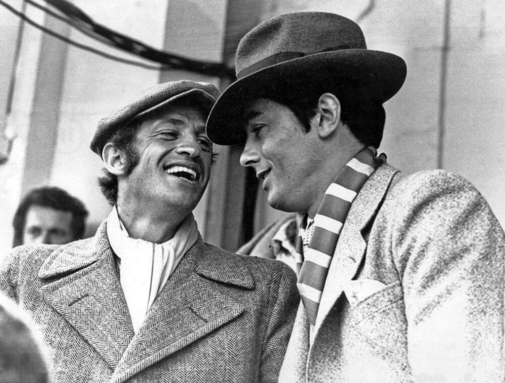 BRJPB120 - 2690801 Affiche Cinéma Belmondo Delon : photographie d'art en noir et blanc de 1970 montrant Jean-Paul Belmondo et Alain Delon complices et souriants sur le tournage du film Borsalino à Marseille.