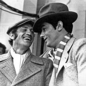 Affiche Cinéma Belmondo Delon : photographie d'art en noir et blanc de 1970 montrant Jean-Paul Belmondo et Alain Delon complices et souriants sur le tournage du film Borsalino à Marseille.