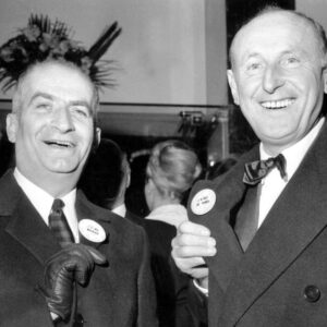 Affiche Bourvil De Funès : photo en noir et blanc de 1966 montrant Bourvil et Louis de Funès souriants, portant des badges "J'aime Bourvil" et "J'aime de Funès" lors de la première du film La Grande Vadrouille.