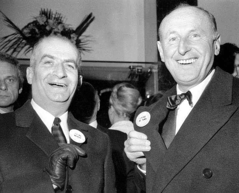 Affiche Bourvil De Funès : photo en noir et blanc de 1966 montrant Bourvil et Louis de Funès souriants, portant des badges "J'aime Bourvil" et "J'aime de Funès" lors de la première du film La Grande Vadrouille.