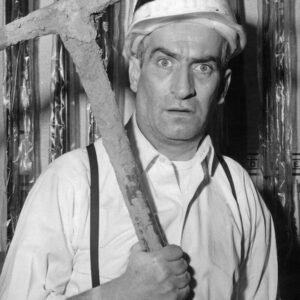 Affiche De Funès Banque : photographie d'art en noir et blanc de 1964 montrant Louis de Funès avec un casque de chantier et une pioche, tirée du film Faites sauter la banque.