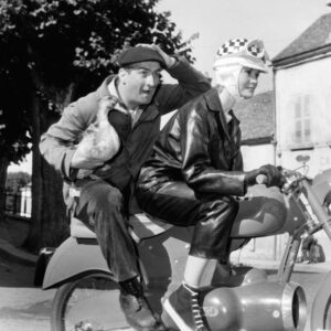 Affiche De Funès Moto : photographie d'art en noir et blanc de 1958 montrant Louis de Funès (Blaireau) à l'arrière d'un scooter avec un canard sous le bras, tirée du film Ni vu, ni connu.