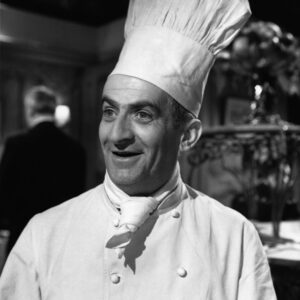 Affiche De Funès Cuisinier : photographie d'art en noir et blanc de 1962 montrant Louis de Funès en tenue de chef avec une grande toque sur le tournage du film Le Gentleman d'Epsom.