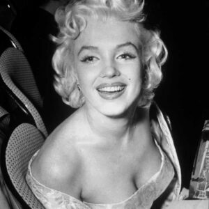 Affiche Marilyn Monroe 1955 : portrait d'art en noir et blanc de Marilyn Monroe souriante, portant une robe de soirée bustier, lors d'une première à New York en 1955.
