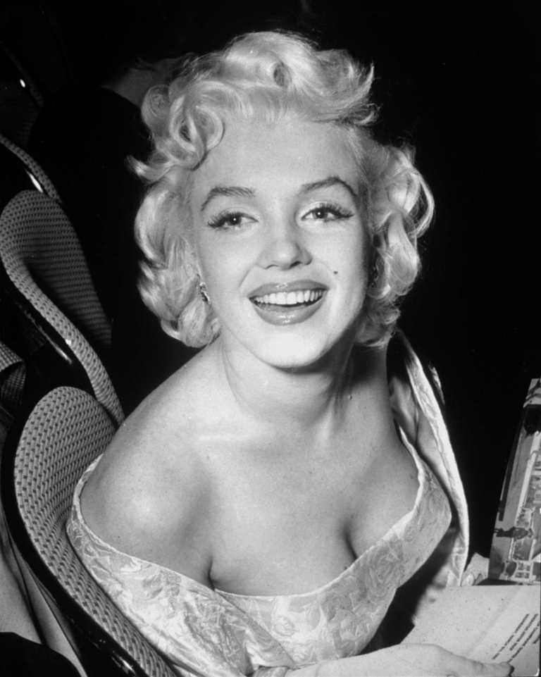 BRMM100 Affiche Marilyn Monroe 1955 : portrait d'art en noir et blanc de Marilyn Monroe souriante, portant une robe de soirée bustier, lors d'une première à New York en 1955.