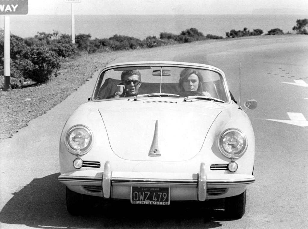 BRSMACQ103 - 5736125 Affiche McQueen Porsche Bullitt : photographie vintage en noir et blanc de 1968 montrant Steve McQueen et Jacqueline Bisset dans une Porsche 356 Speedster blanche sur une route côtière.