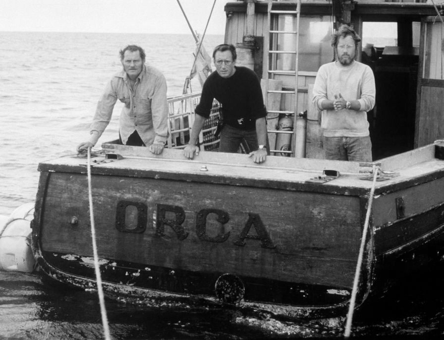 BRSTSP102NB - 1635411 Affiche Les Dents de la mer : photographie d'art en noir et blanc de 1975 montrant Robert Shaw, Roy Scheider et Richard Dreyfuss sur le pont arrière du bateau Orca.