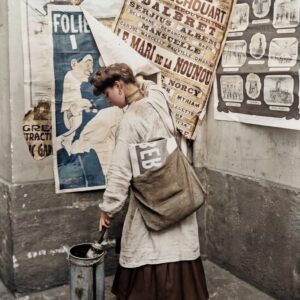 Affiche vintage en couleur d'une jeune femme collant des affiches dans une rue de Paris à la Belle Époque, devant un mur de réclames anciennes.